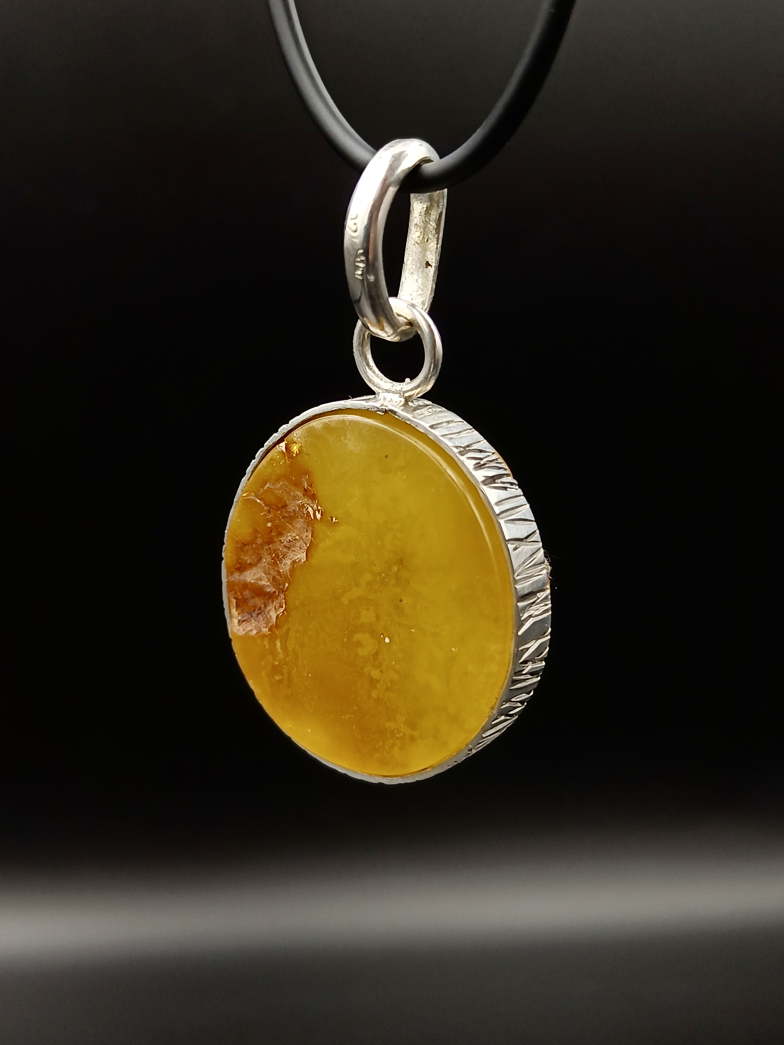 Wisiorek. Naturalny bursztyn bałtycki i srebro próby 925. Unikat.