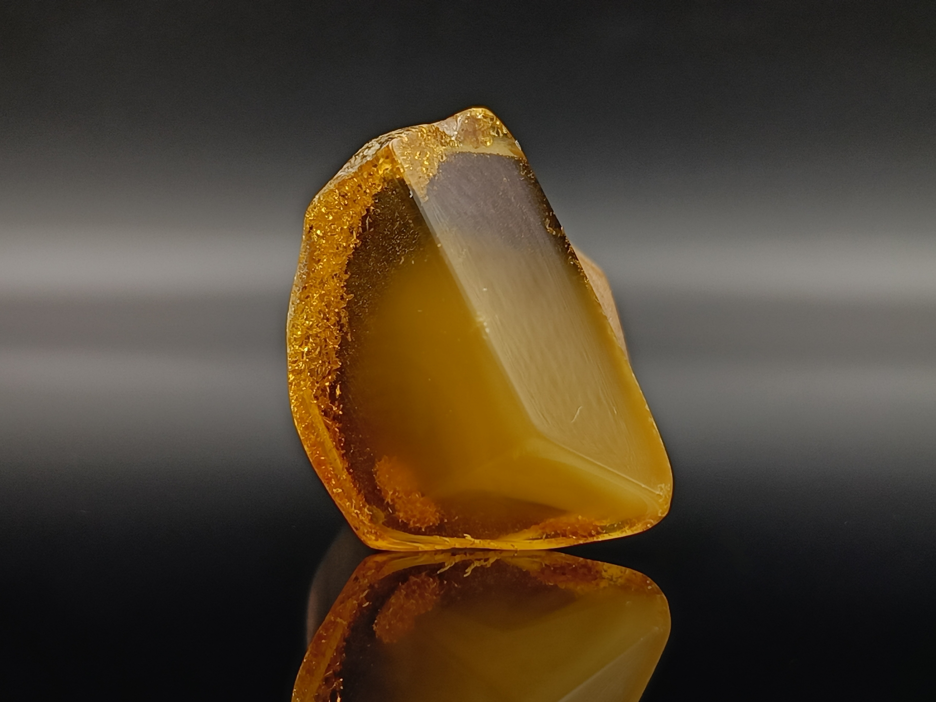 Pierścionek. Bursztyn bałtycki i drewno.