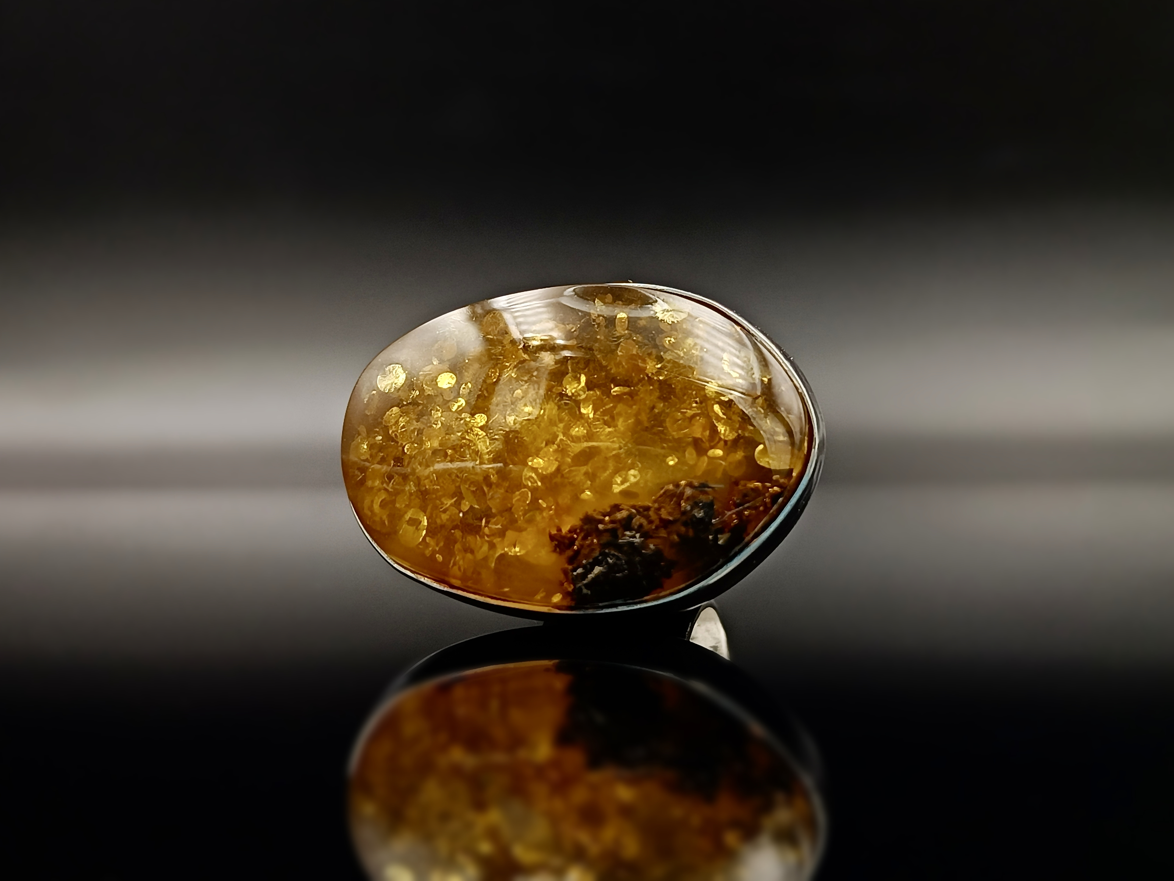 Pierścionek. Bursztyn bałtycki i srebro próby 925. Unikat.