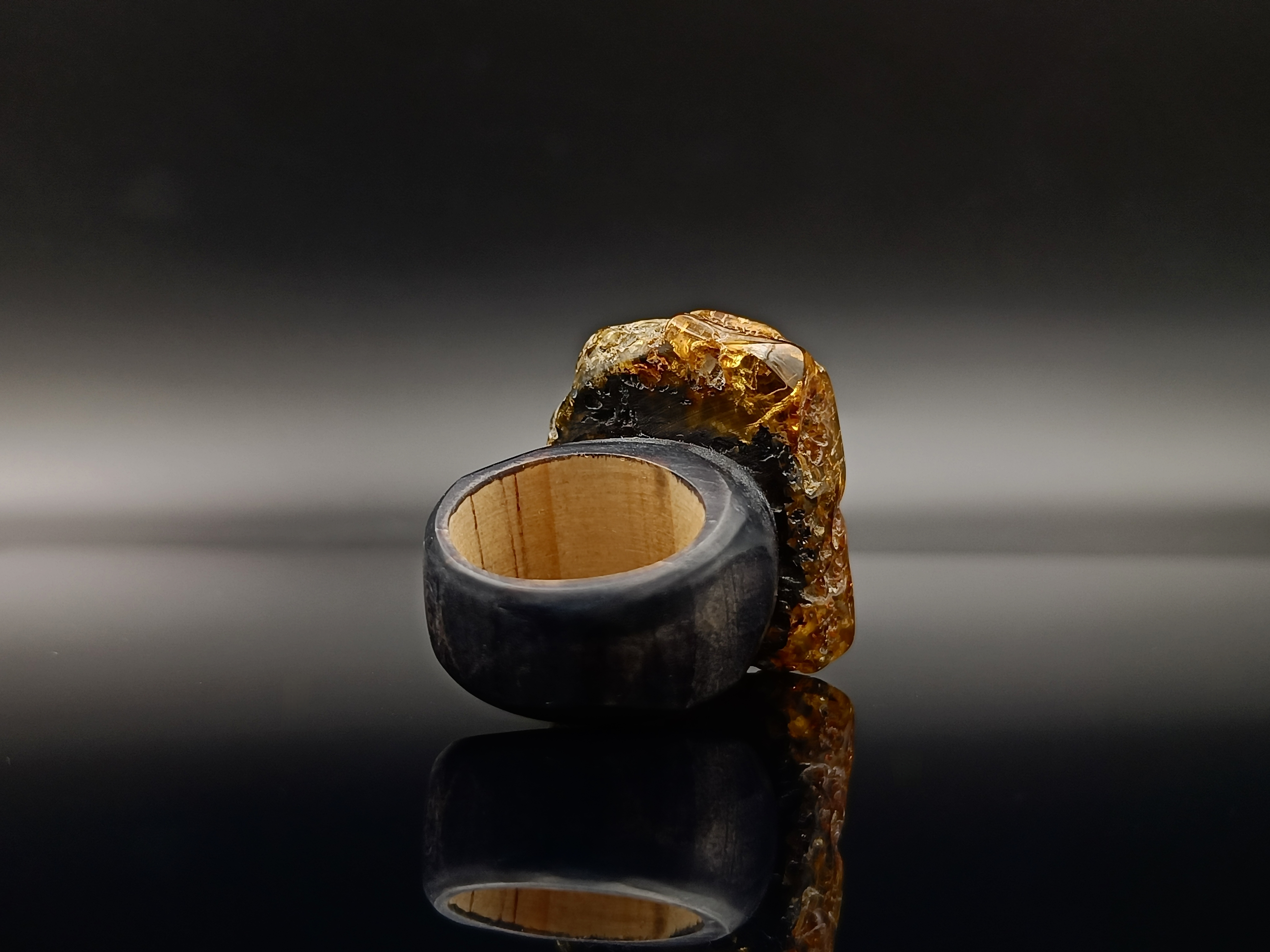 Pierścionek. Bursztyn bałtycki i drewno.