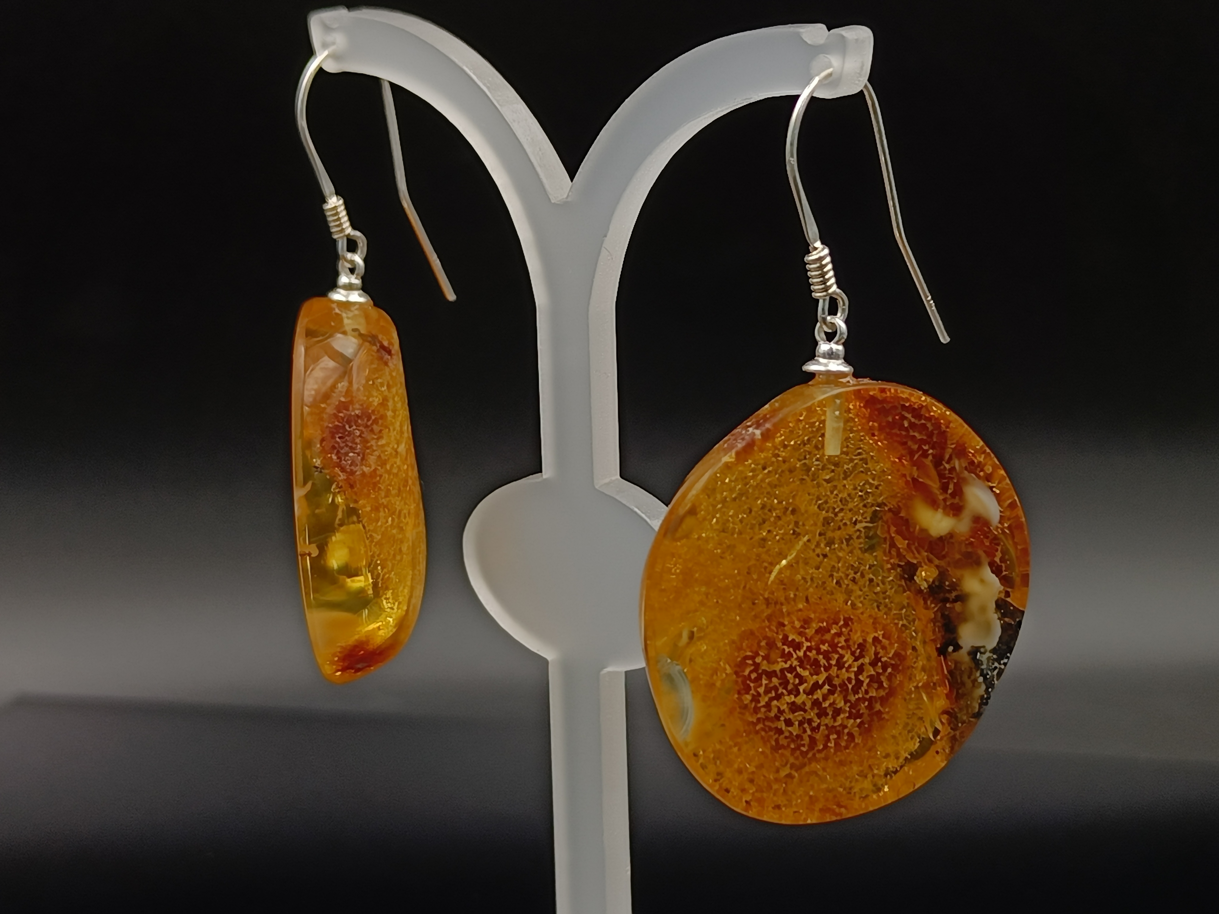 Kolczyki. Bursztyn bałtycki i srebro próby 925. Pudełko gratis.