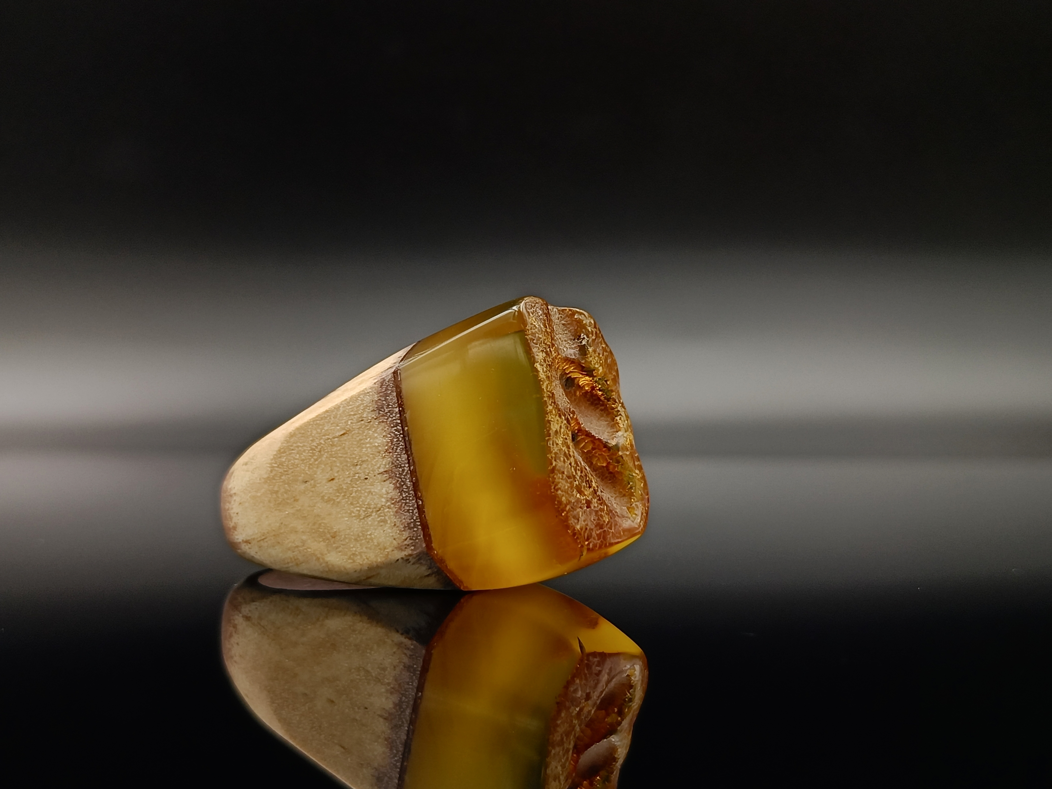 Pierścionek. Bursztyn bałtycki i drewno.