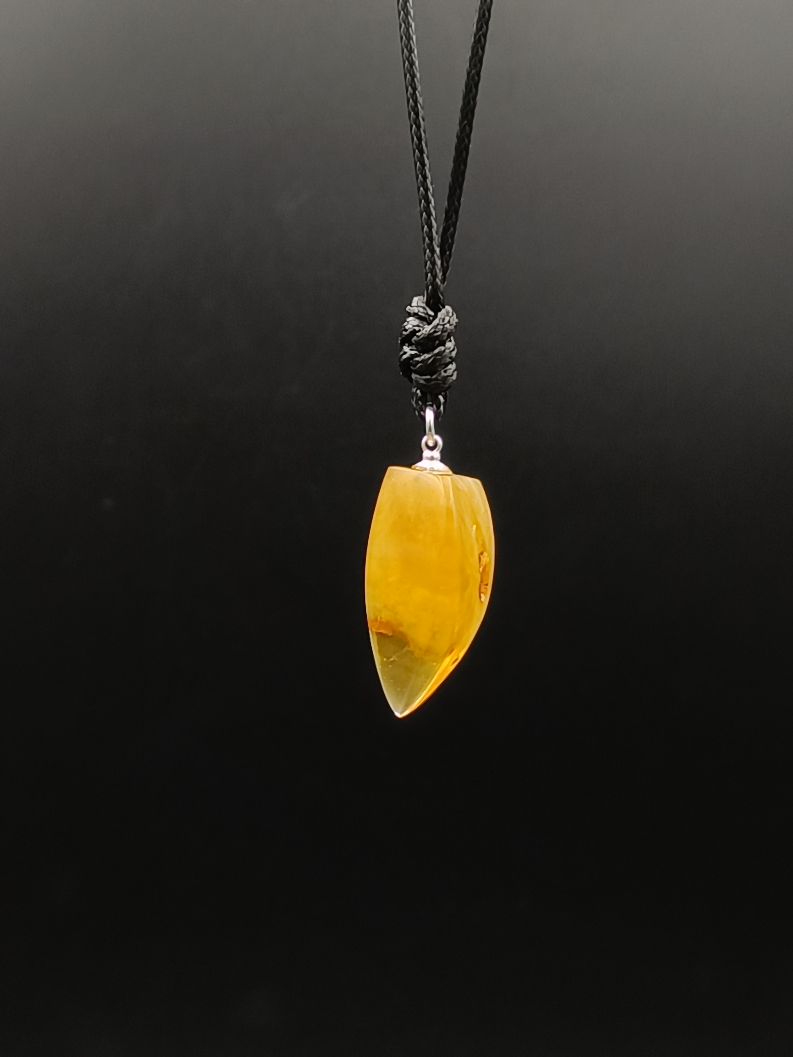 Wisiorek. Naturalny bursztyn bałtycki i srebro 925.