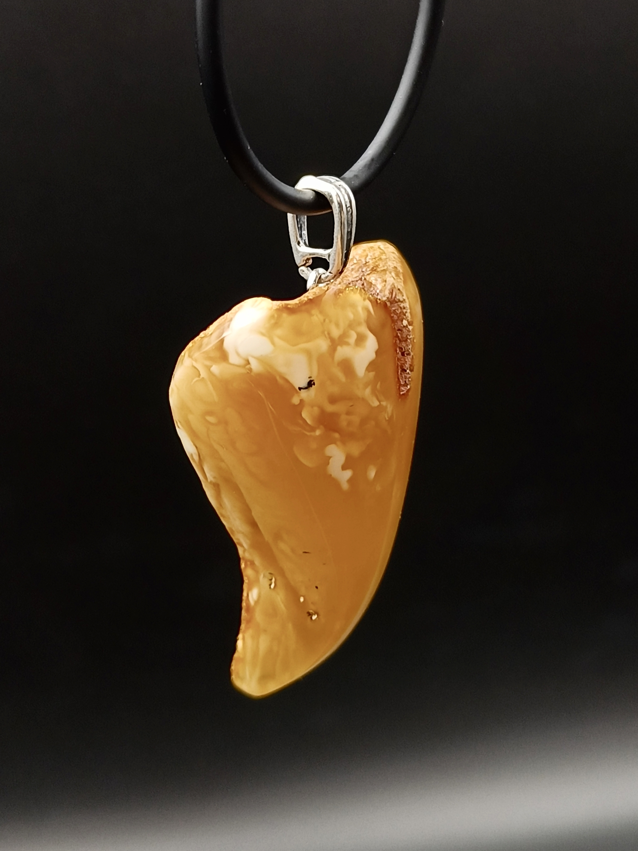 Wisiorek. Naturalny bursztyn bałtycki i srebro próby 925. Unikat.