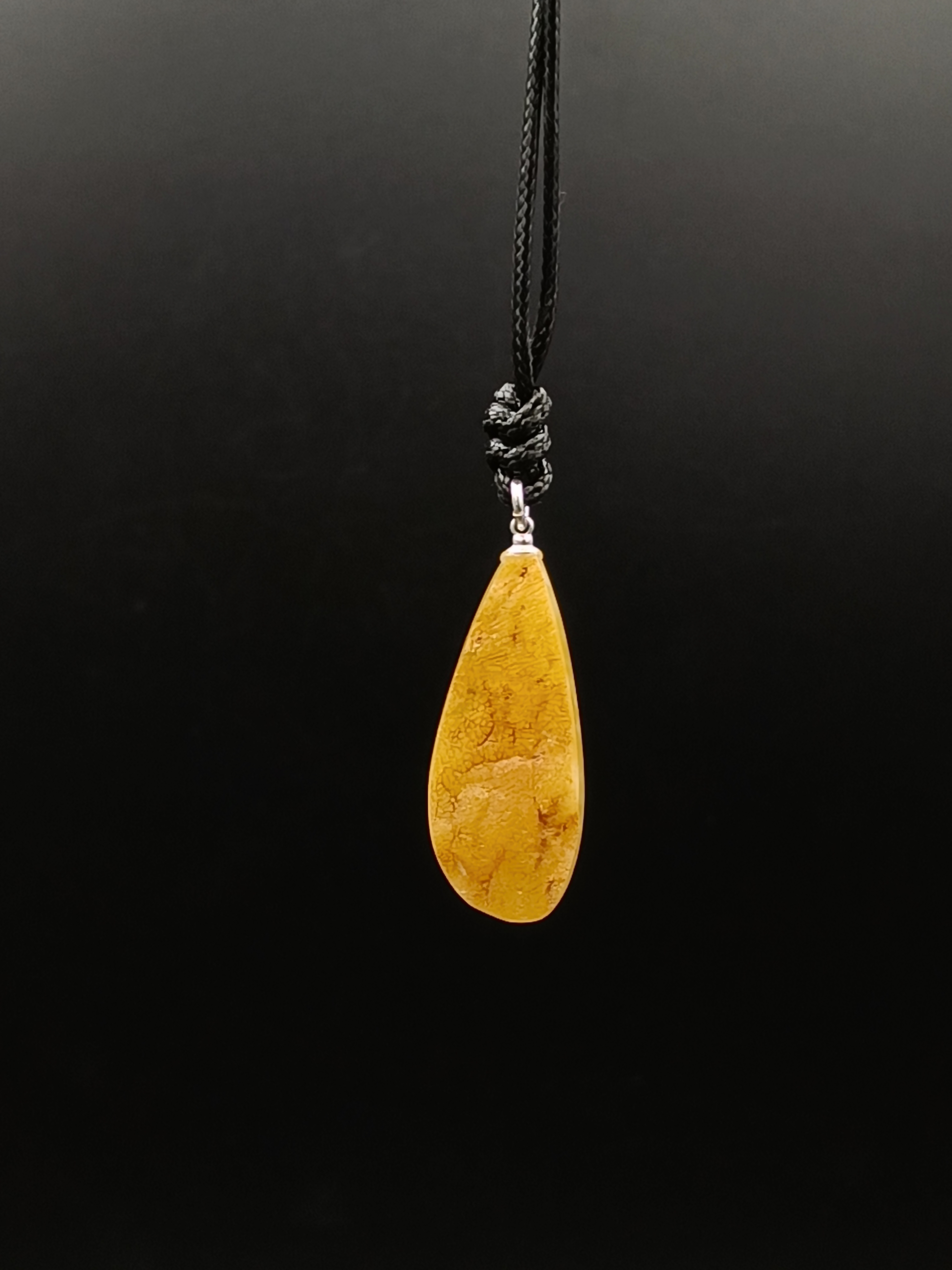 Wisiorek. Naturalny bursztyn bałtycki i srebro 925.