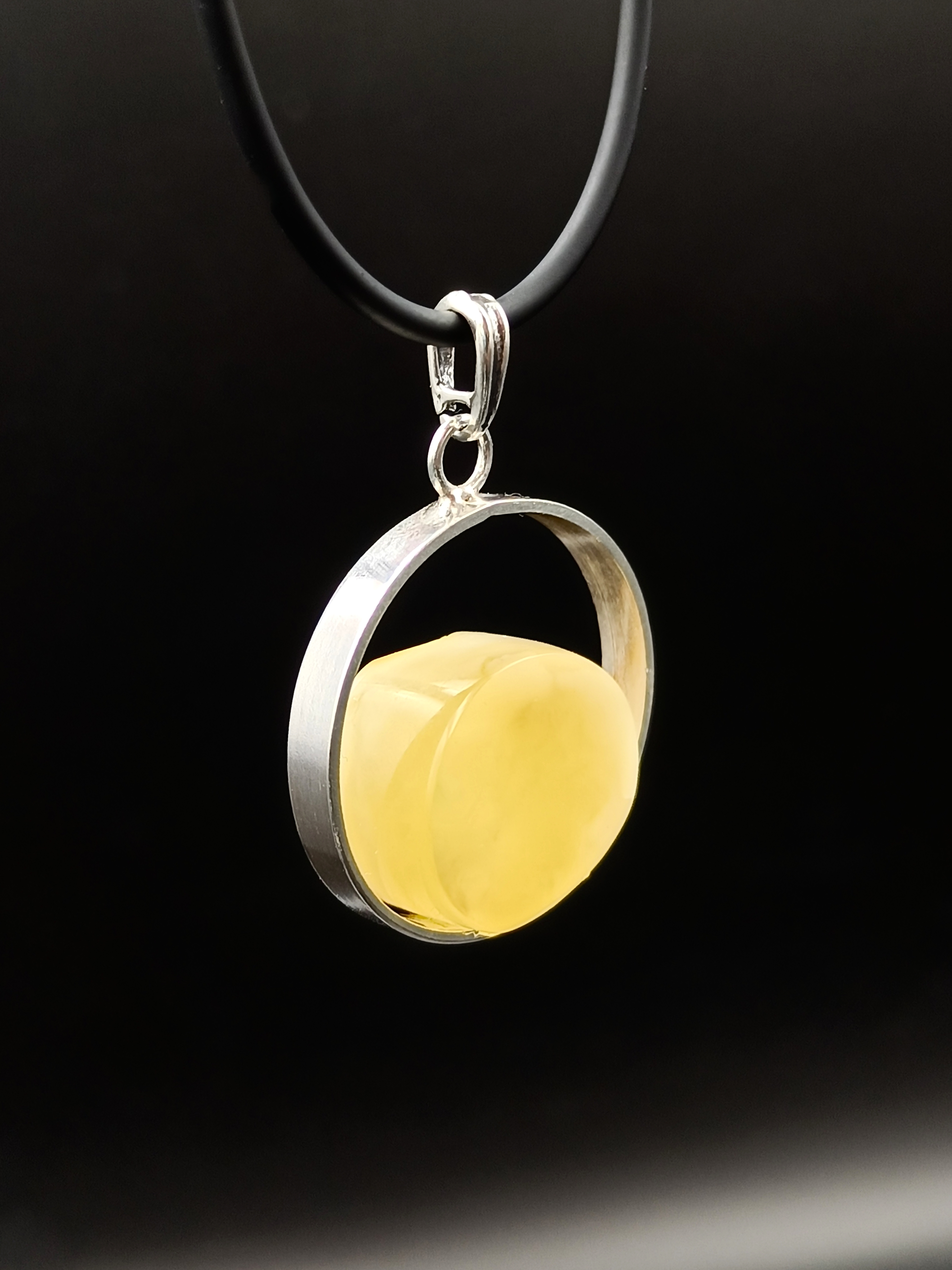 Wisiorek. Naturalny bursztyn bałtycki i srebro próby 925. Unikat.