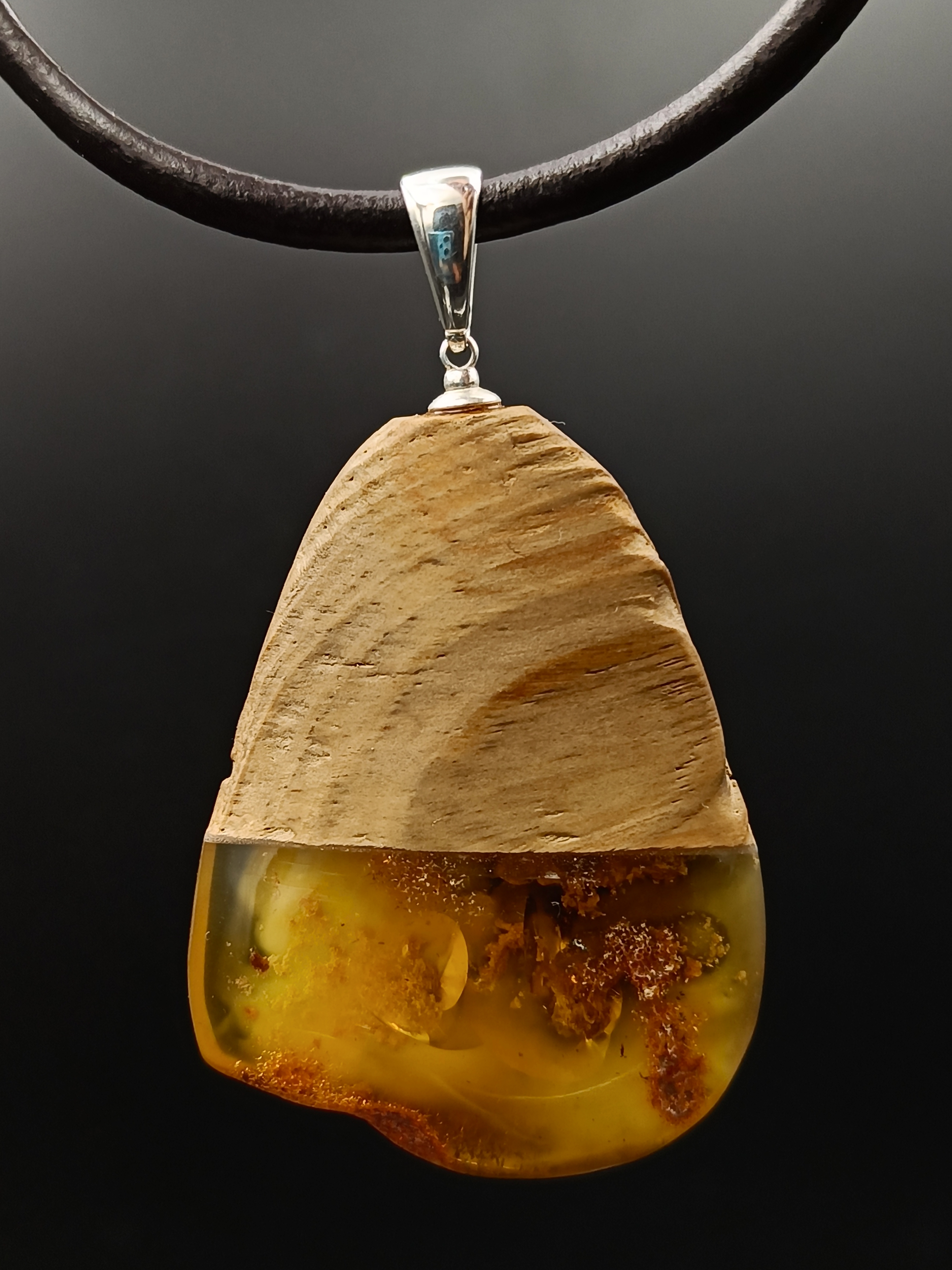 Wisior. Naturalny bursztyn bałtycki, drewno i srebro próby 925. Unikat.