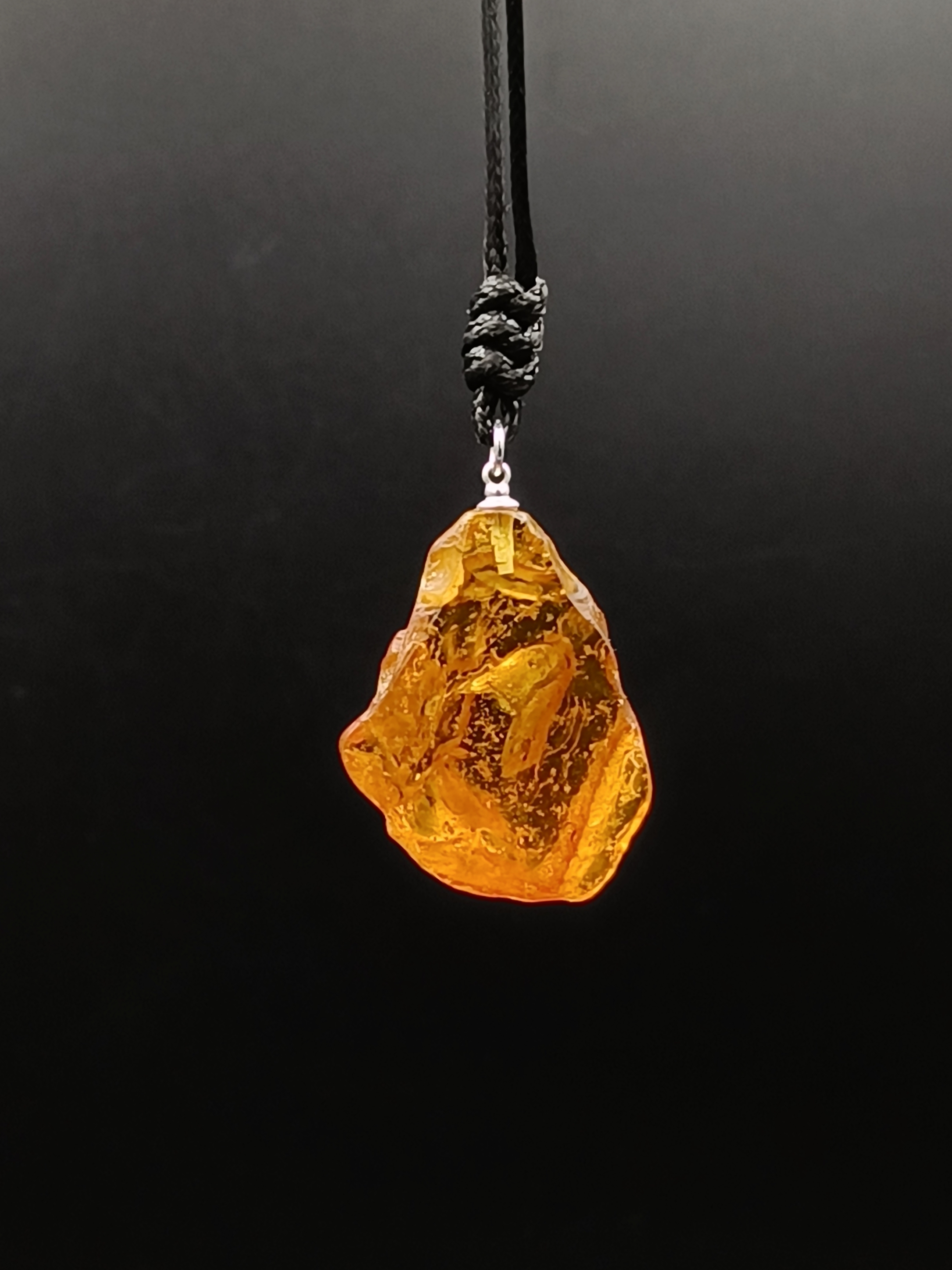 Wisiorek. Naturalny bursztyn bałtycki i srebro 925.
