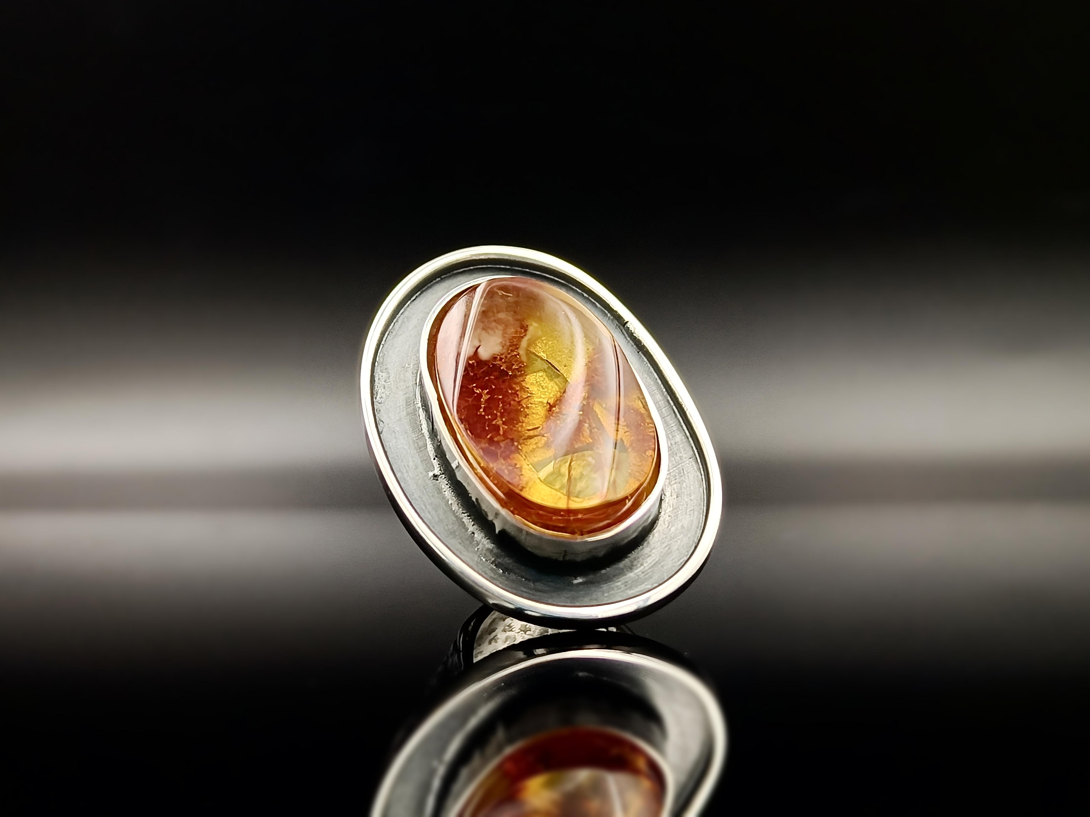 Pierścionek. Bursztyn bałtycki i srebro próby 925. Unikat.