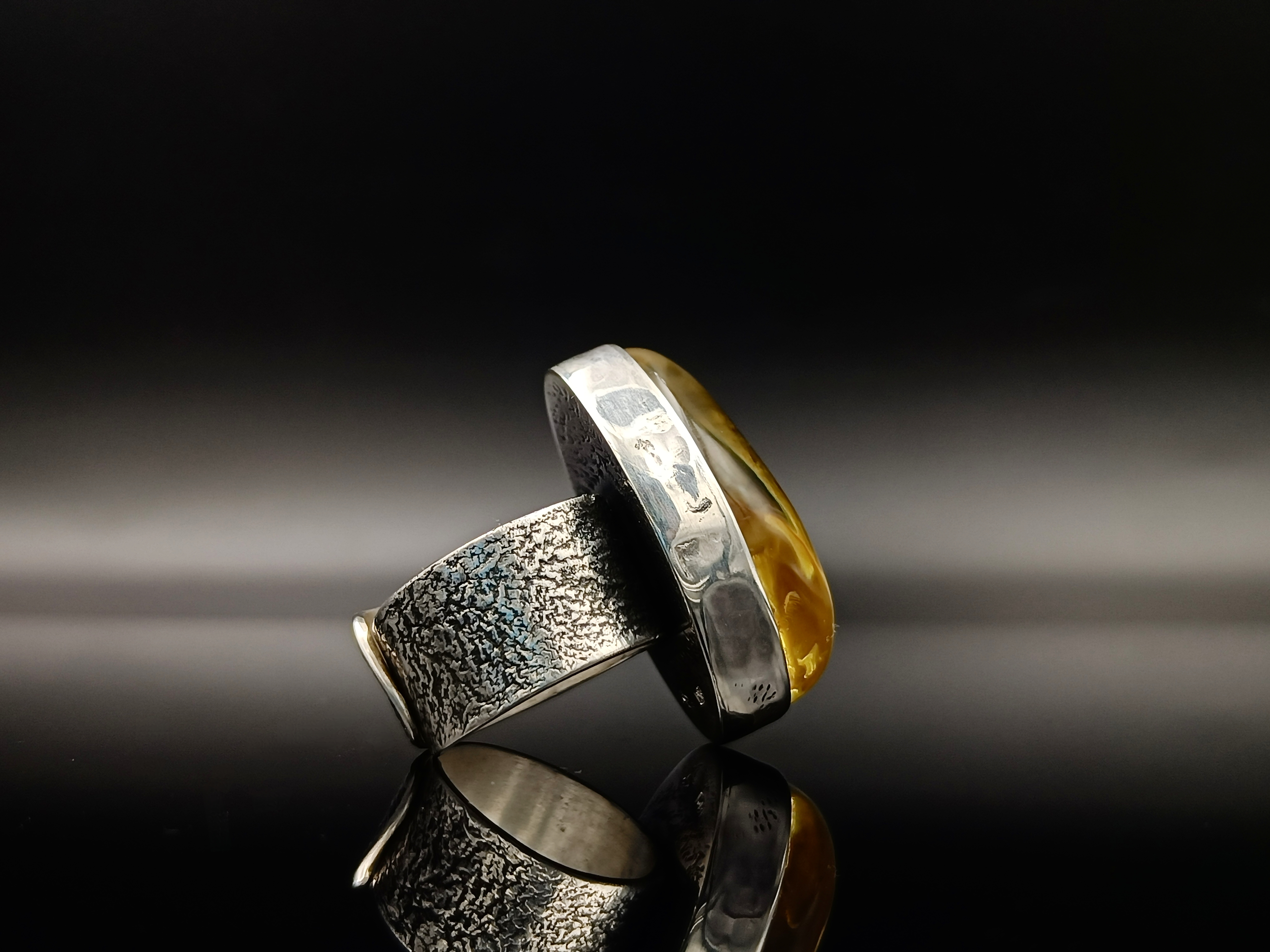Pierścionek. Bursztyn bałtycki i srebro próby 925. Unikat.