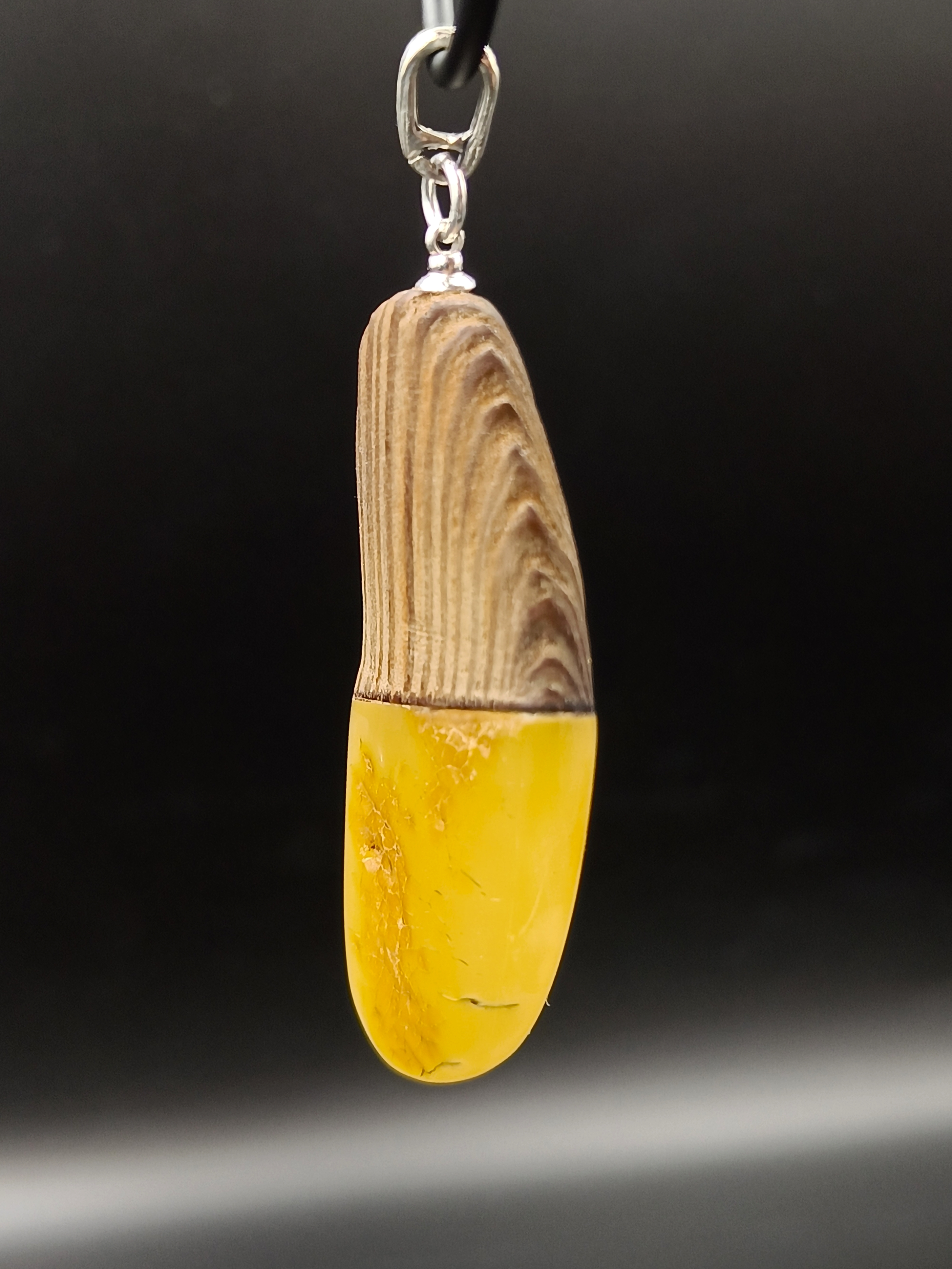 Wisior. Naturalny bursztyn bałtycki, drewno i srebro próby 925. Unikat.