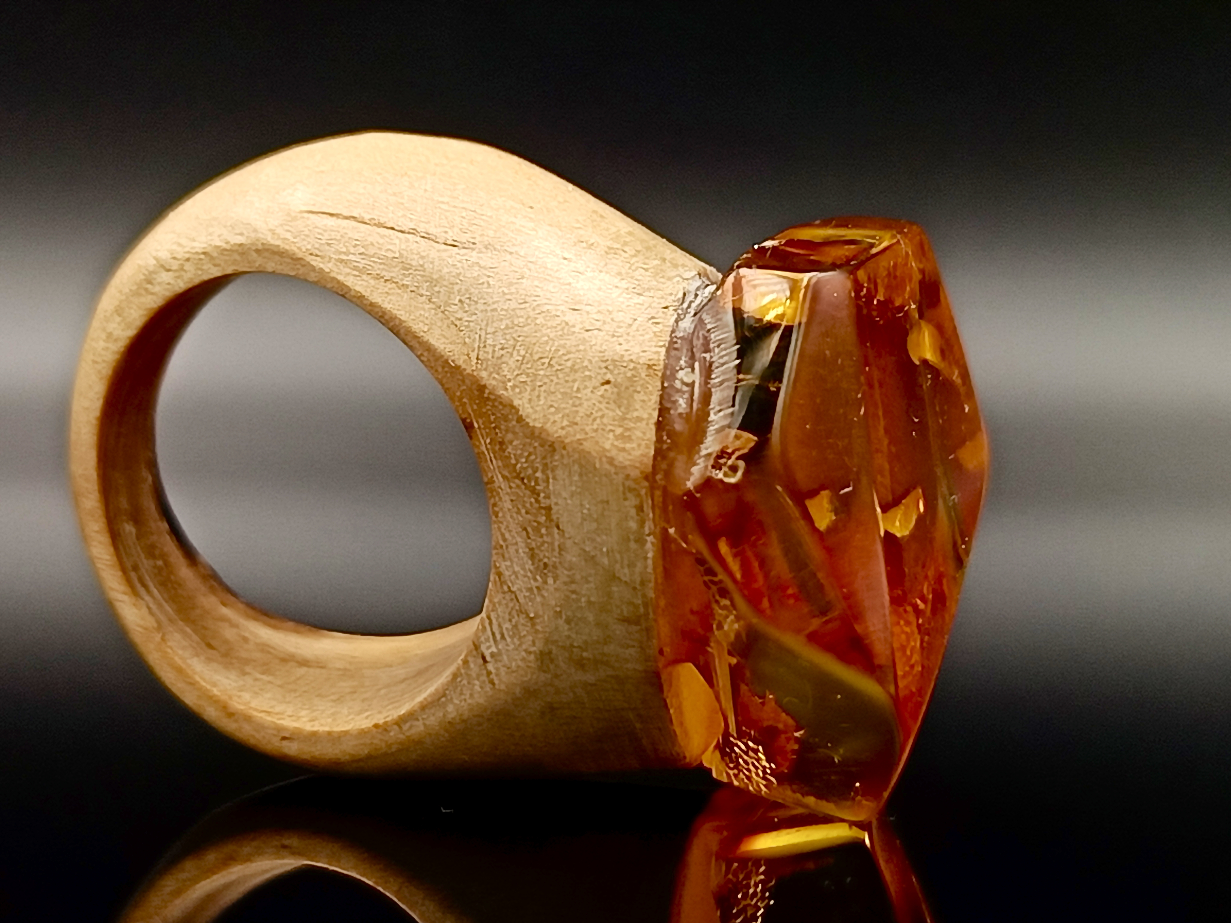 Pierścionek. Bursztyn bałtycki i drewno.
