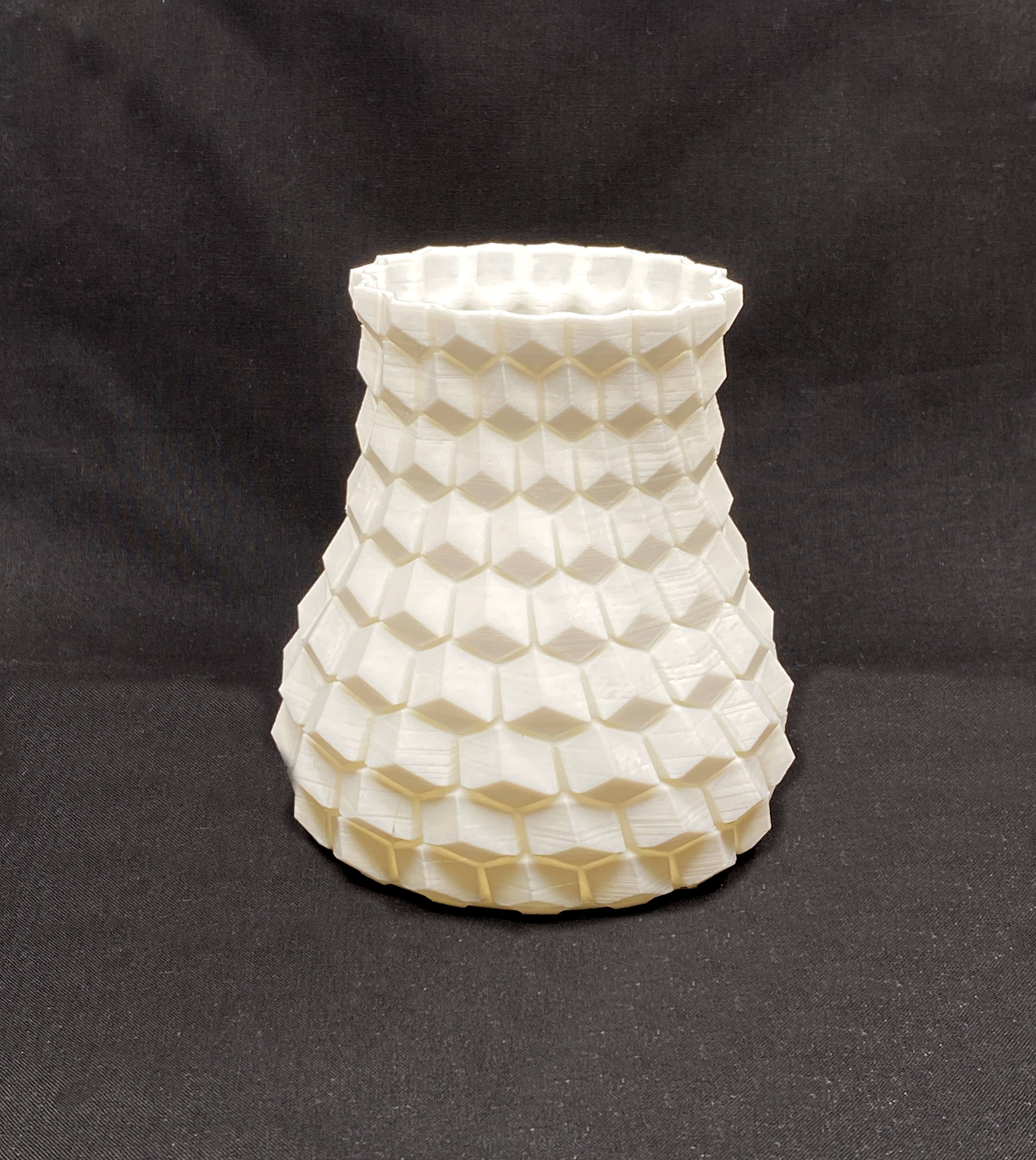 Modern Curved Honeycomb Vase Geometric Faux Flower Holder Unique Home Decor Stylish Tabletop Centerpiece Indoor Accent