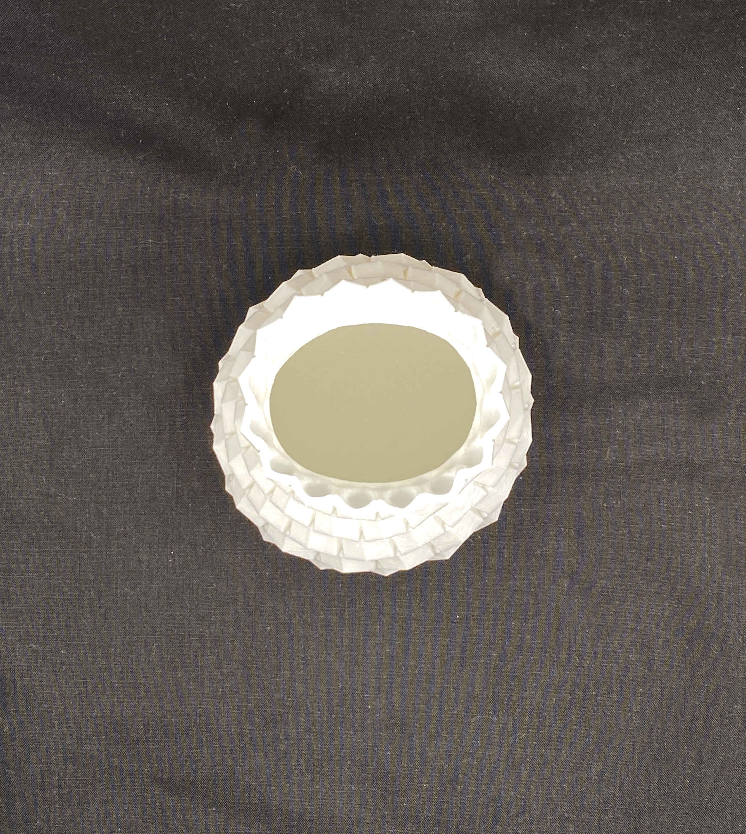 Modern Curved Honeycomb Vase Geometric Faux Flower Holder Unique Home Decor Stylish Tabletop Centerpiece Indoor Accent