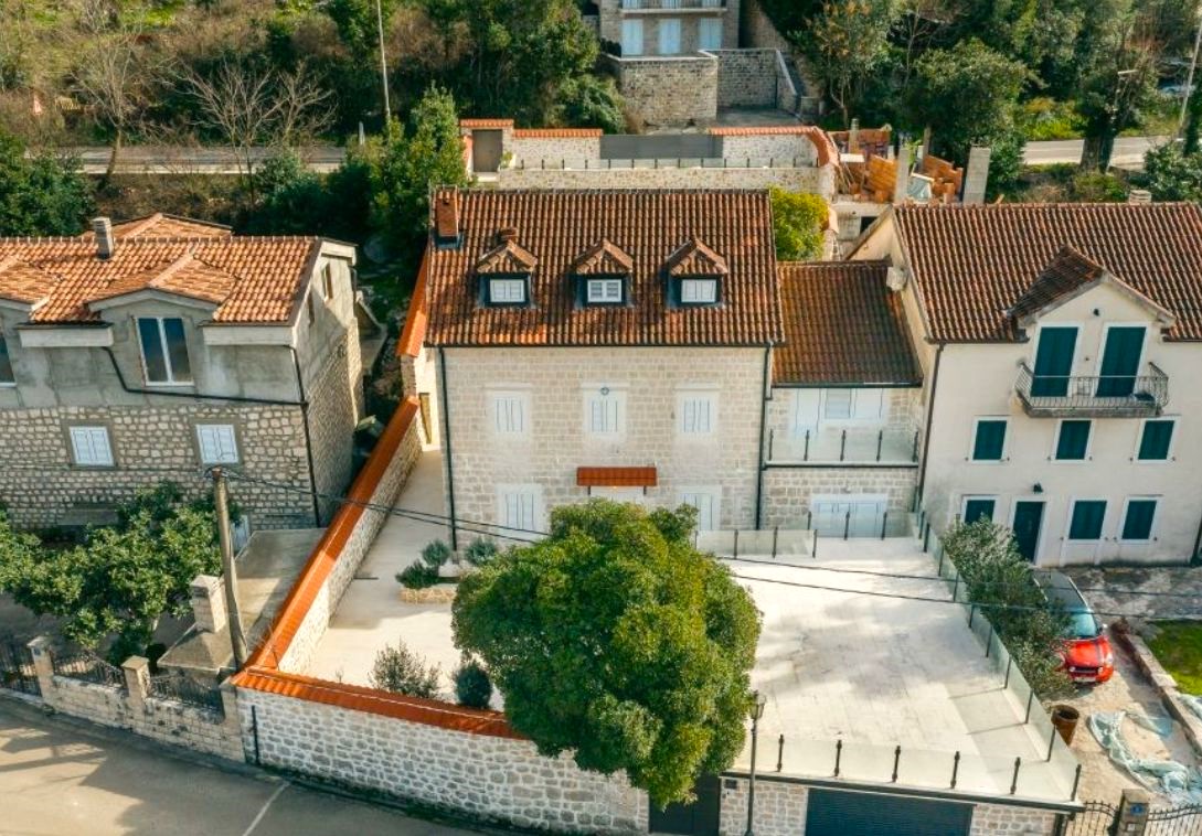 First line villa for sale (Ljuta)