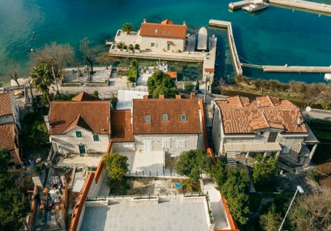 First line villa for sale (Ljuta)