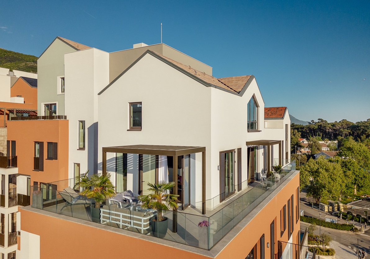Just listed: breathtaking sea view penthouse in Porto Montenegro