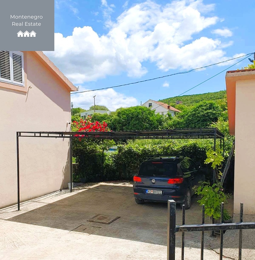 House with large garden in Pobrdje (Kotor)