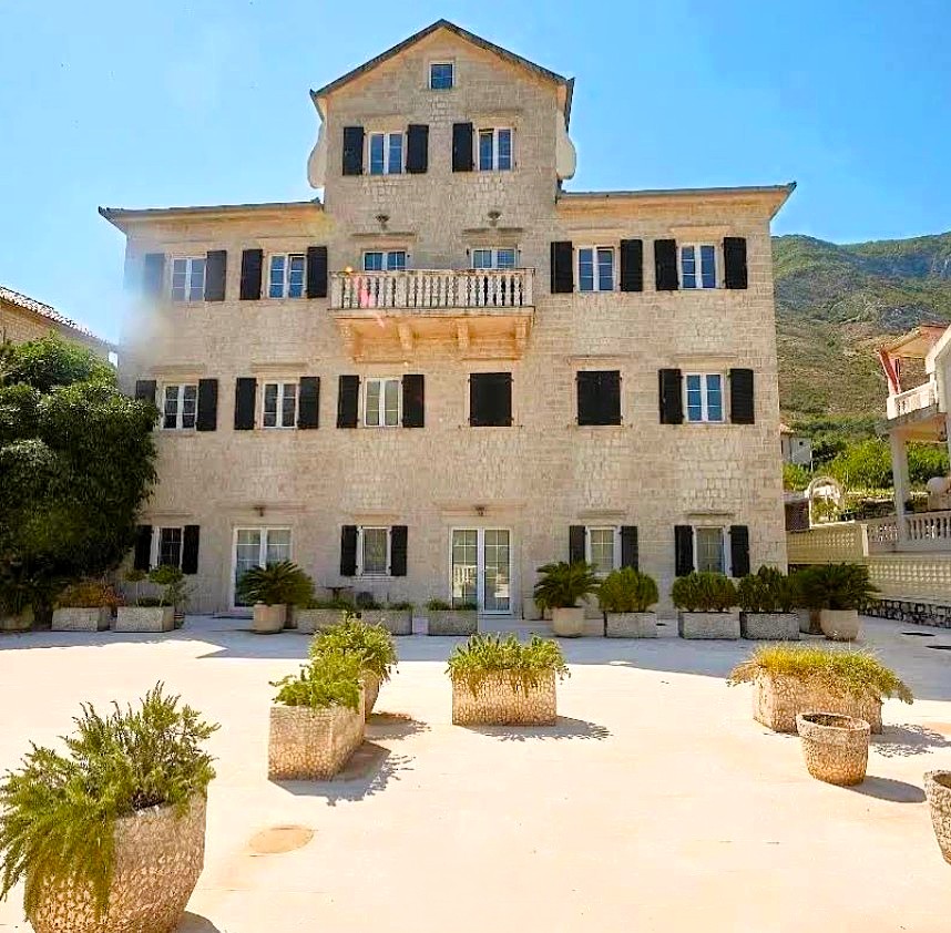 Apartment in a restored palace in Prčanj (Kotor)