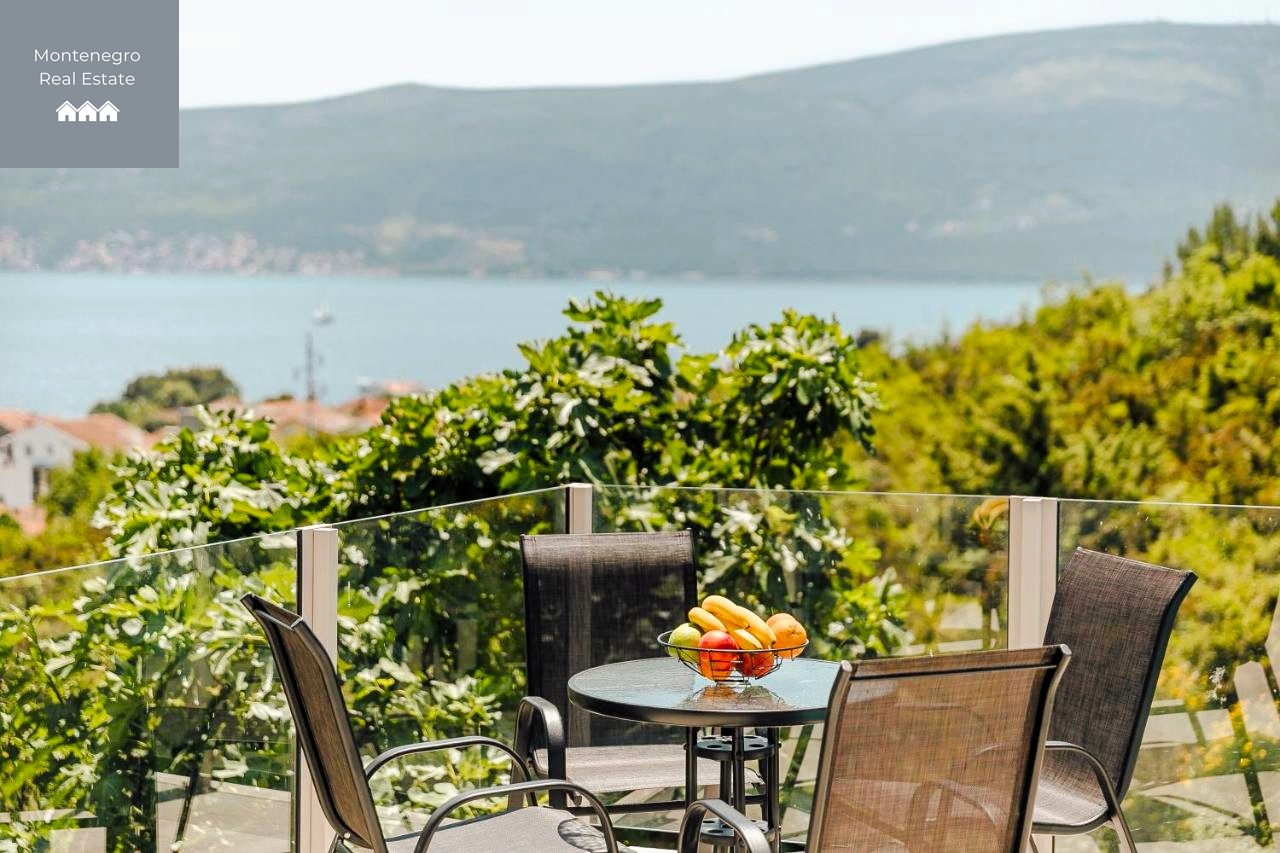 Sea view apart-hotel with pool in Bijela