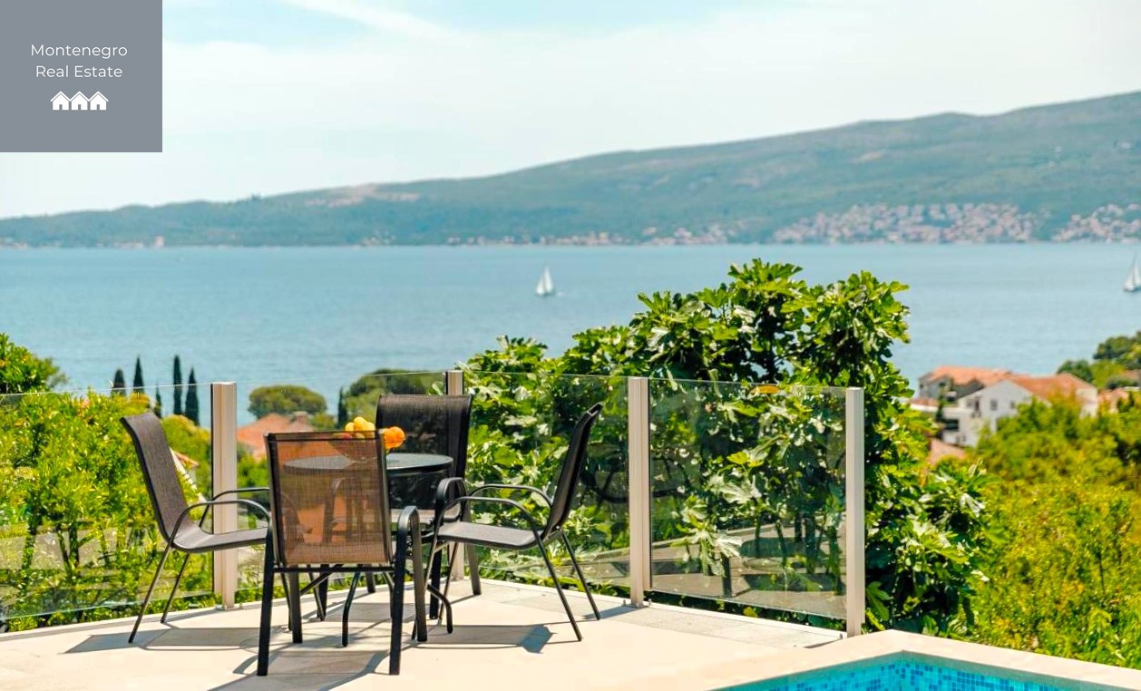 Sea view apart-hotel with pool in Bijela