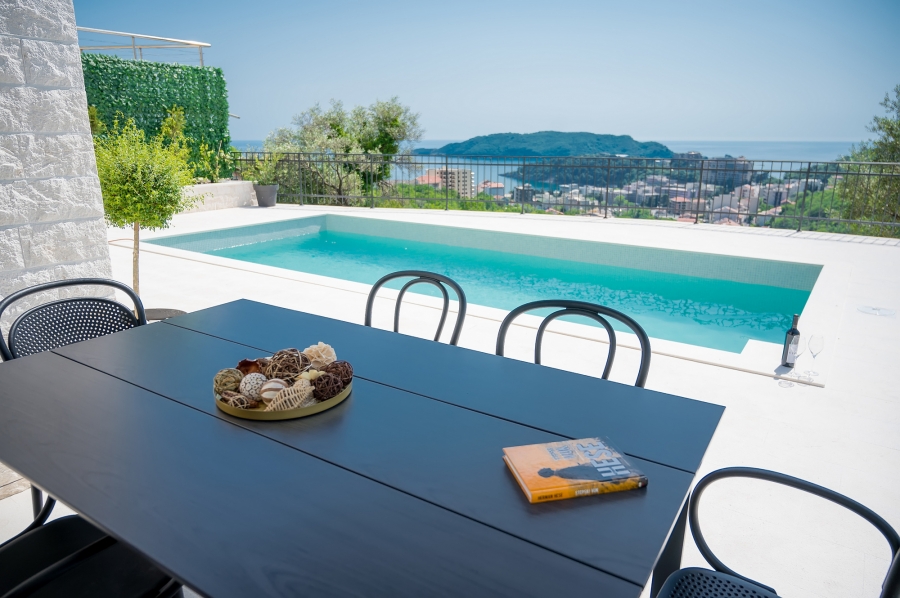 Sea view villa with pool in Ivanovići (Budva)