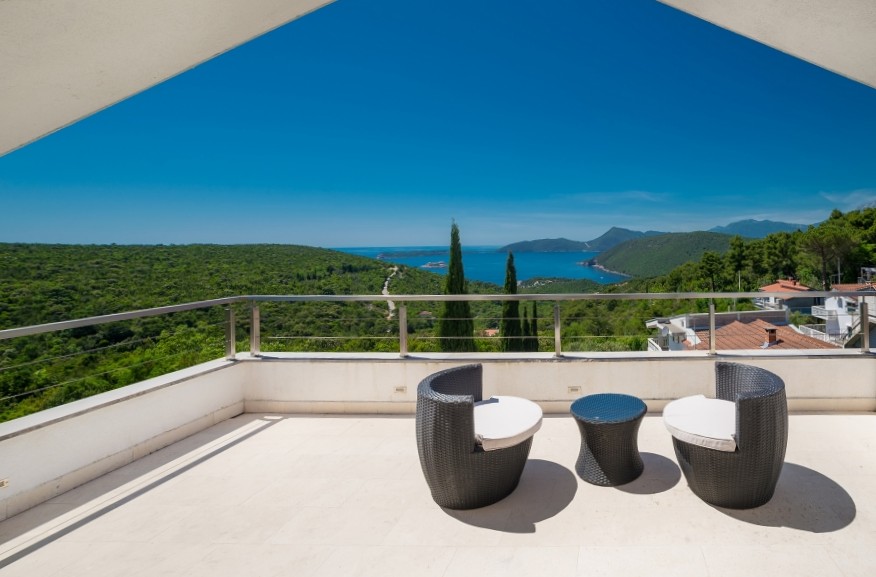 Renovated sea view villa with pool above Žanjic beach (Lustica peninsula)