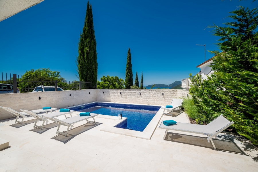 Renovated sea view villa with pool above Žanjic beach (Lustica peninsula)