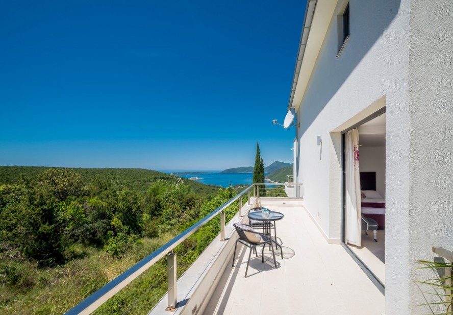 Renovated sea view villa with pool above Žanjic beach (Lustica peninsula)