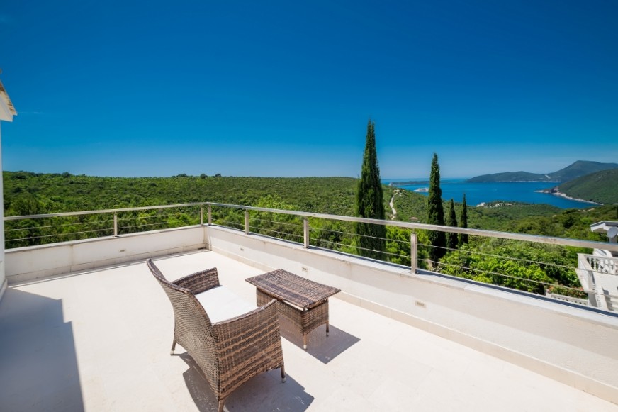 Renovated sea view villa with pool above Žanjic beach (Lustica peninsula)