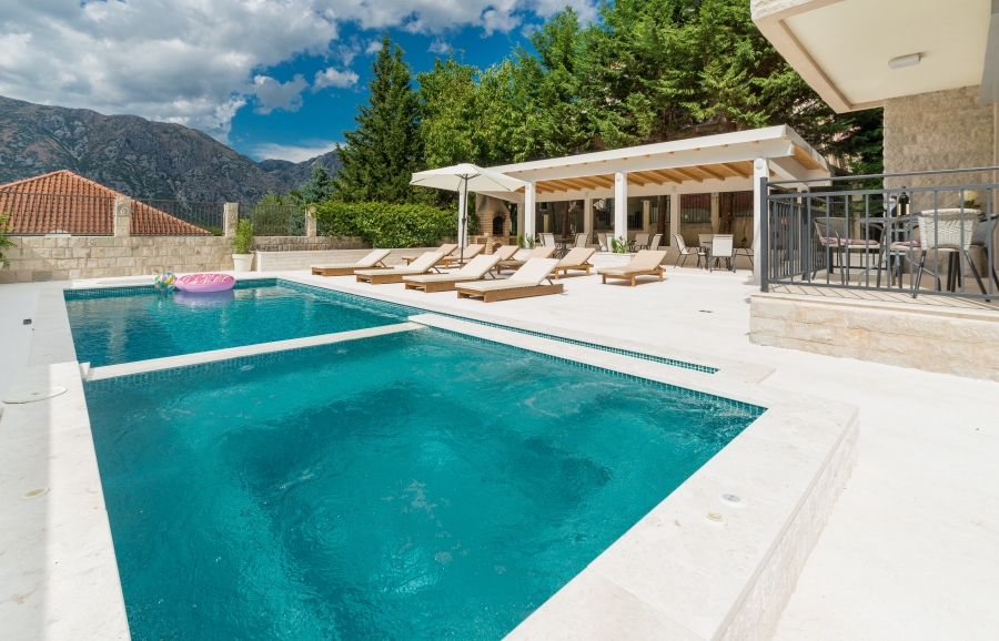 Villa with pool and sea view in Stoliv (Kotor)