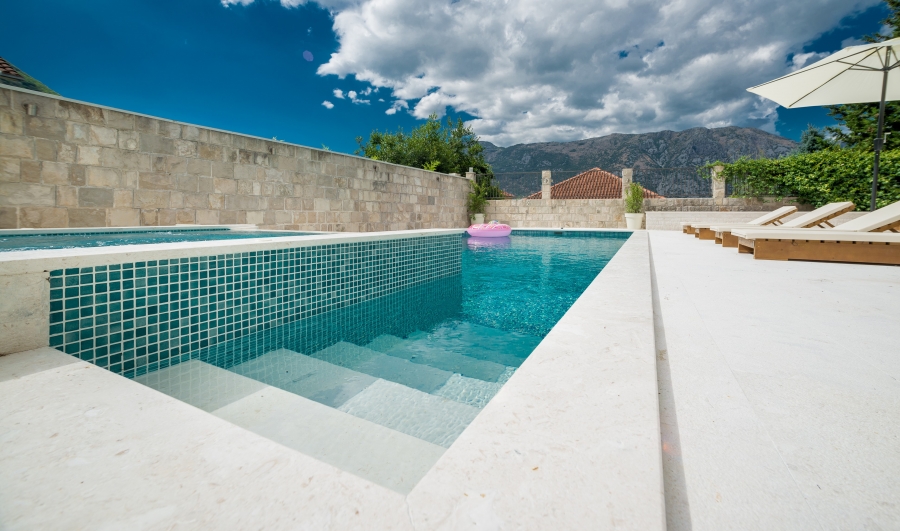 Villa with pool and sea view in Stoliv (Kotor)