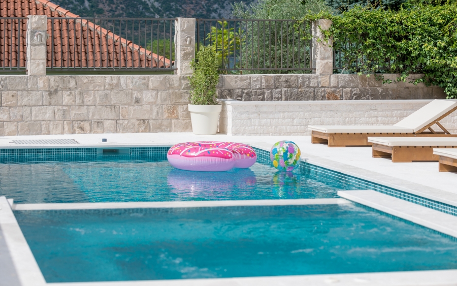 Villa with pool and sea view in Stoliv (Kotor)