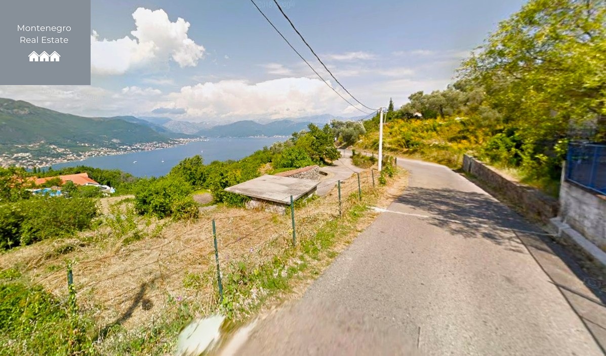 Charming fixer upper house with sea views in Zabrdje (Luštica peninsula)