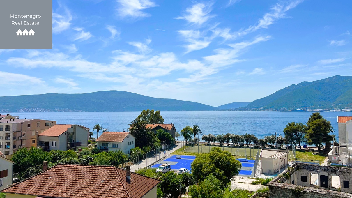 Penthouse with sea view and pool in Donja Lastva, Tivat
