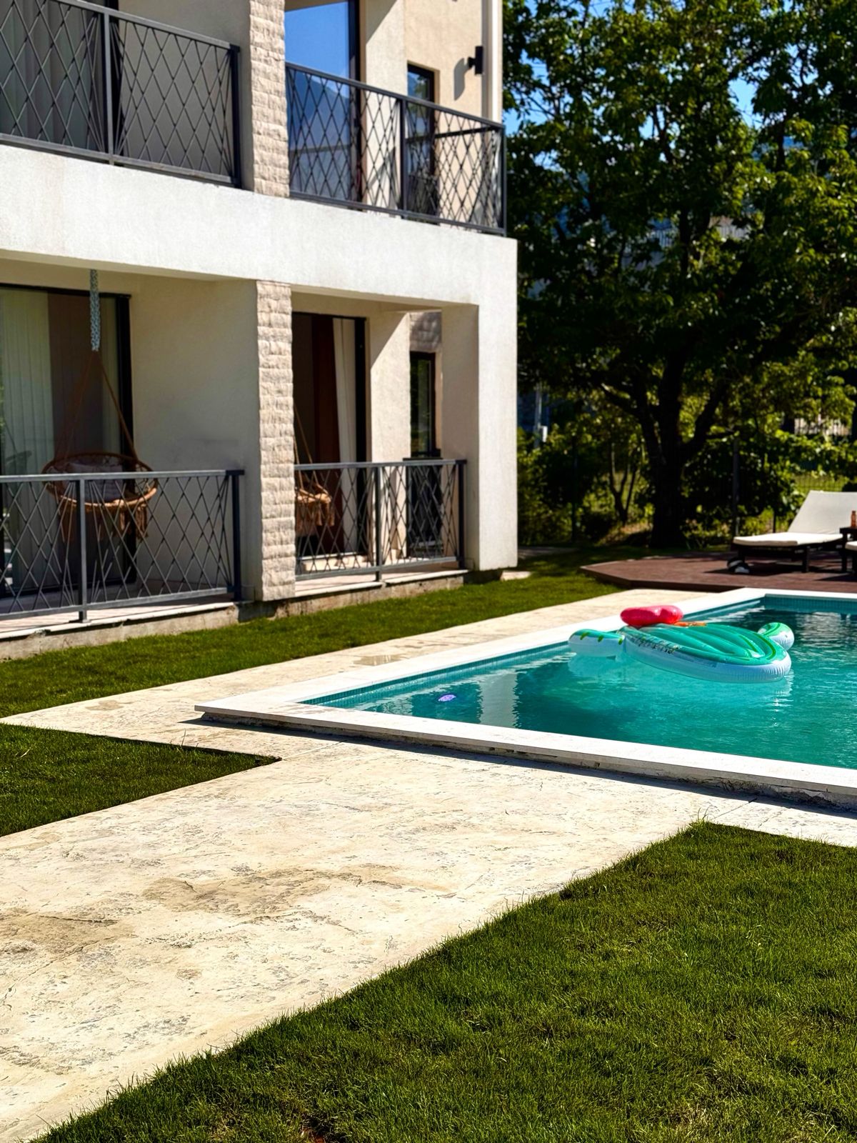 Apartment residence with pool in Lješevići (Kotor municipality)