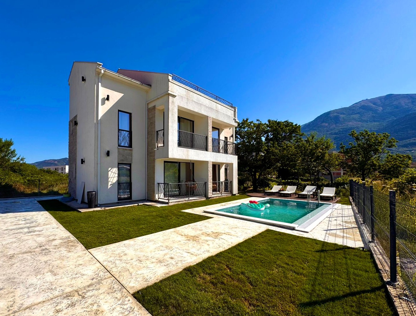 Apartment residence with pool in Lješevići (Kotor municipality)