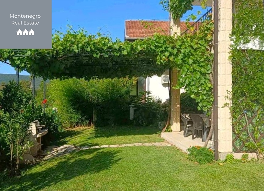 House with sea views near Igalo (Herceg Novi)