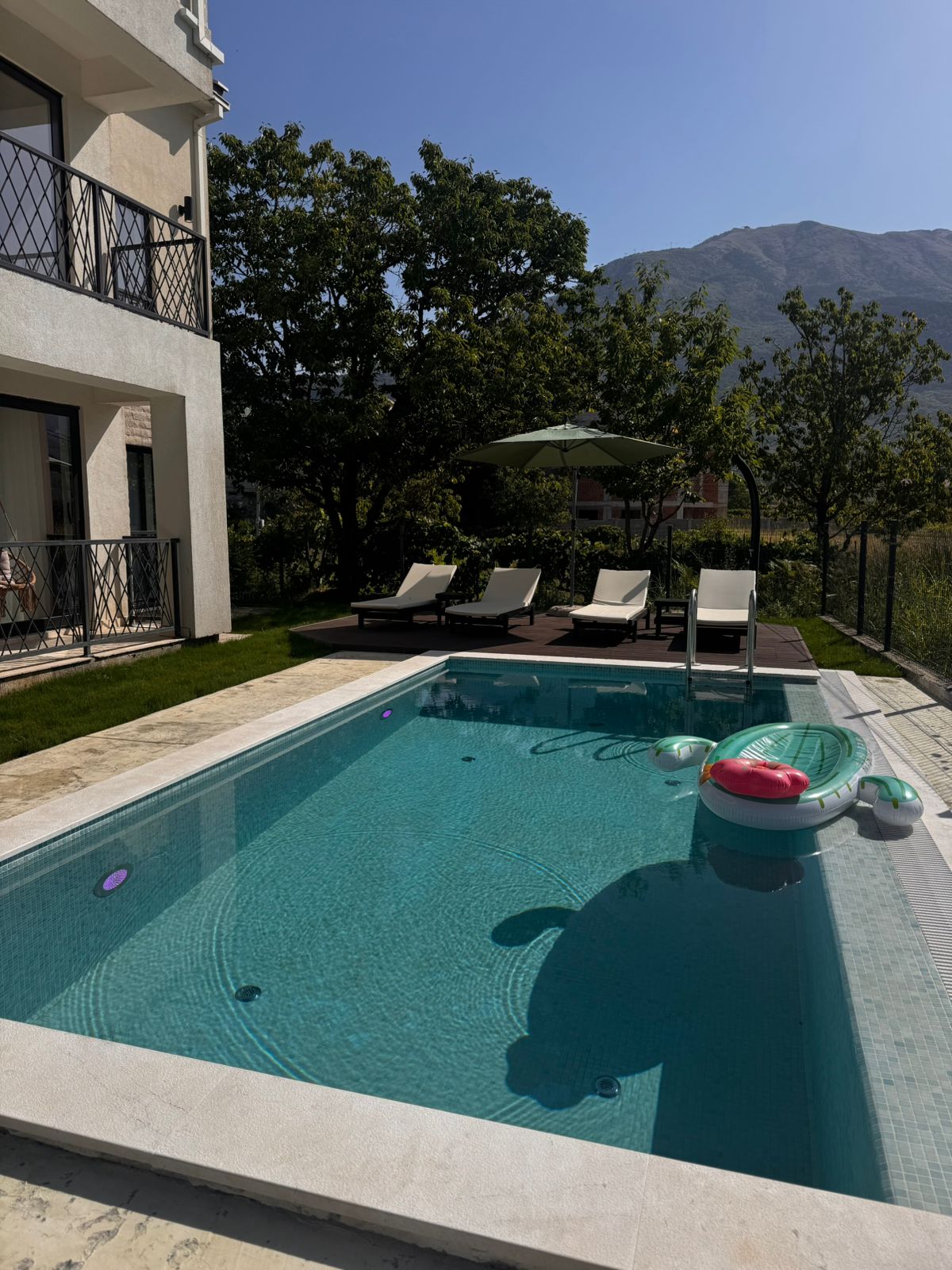 Apartment residence with pool in Lješevići (Kotor municipality)
