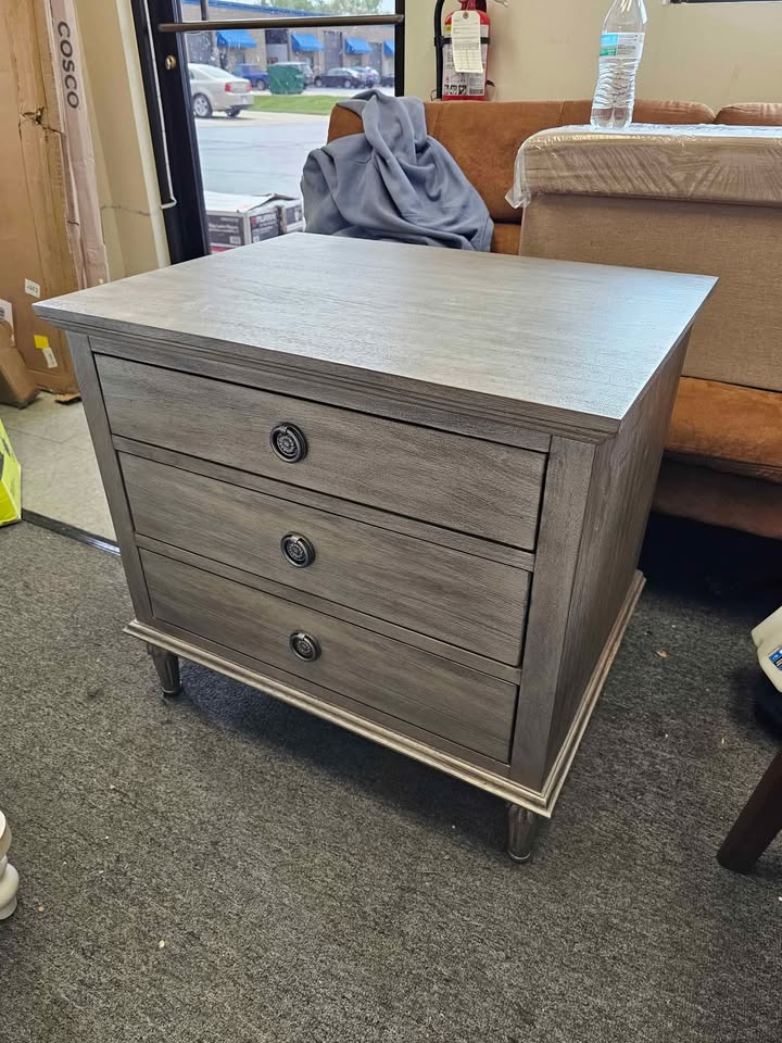  SAFAVIEH Couture Lisabet Contemporary Nightstand with 3 Drawers, Light Brown