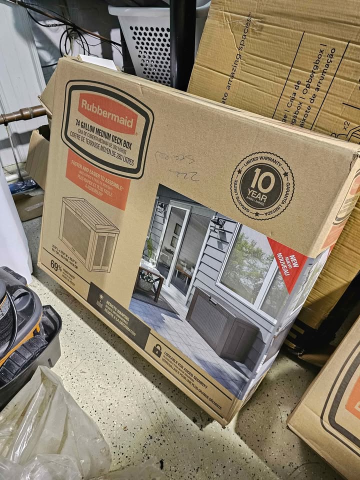 Rubbermaid 74 Gal. Medium Resin Deck Box