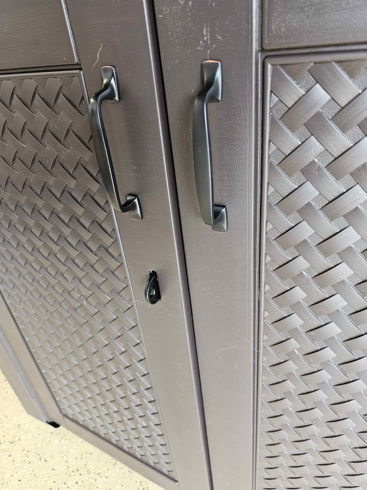  Rubbermaid Patio Chic 123 Gal. Resin Basket Weave Patio Cabinet in Brown
