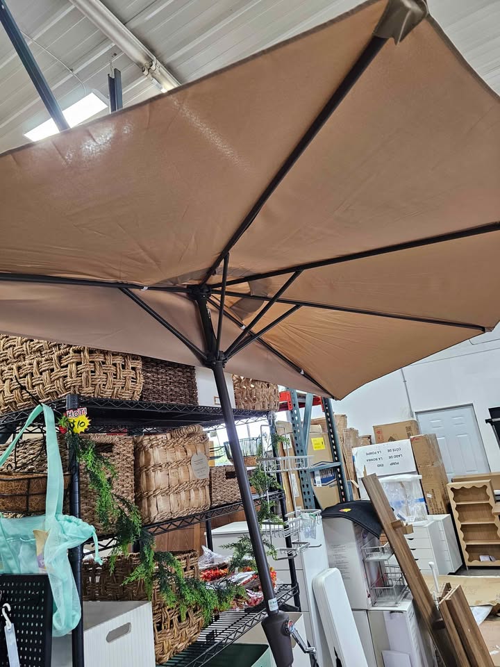 Half Umbrella Outdoor Patio，9 FT scalloped Patio Umbrella with Easy Crank