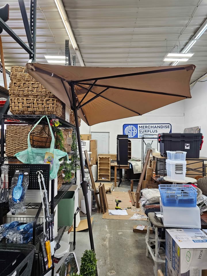 Half Umbrella Outdoor Patio，9 FT scalloped Patio Umbrella with Easy Crank