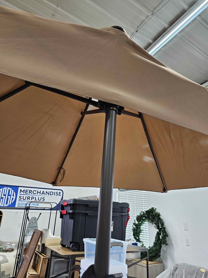 Half Umbrella Outdoor Patio，9 FT scalloped Patio Umbrella with Easy Crank