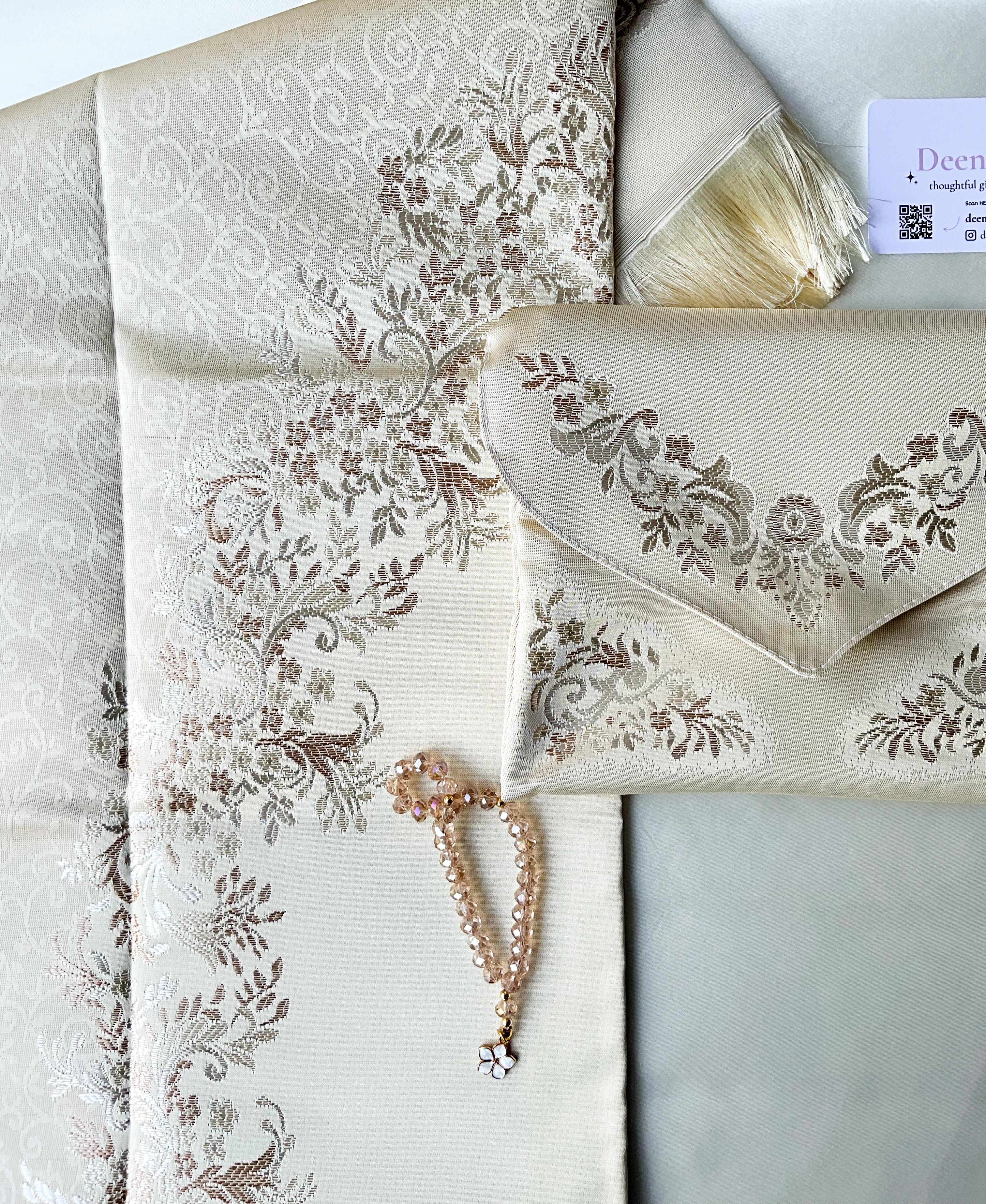 Sakina Gift Set – Luxury Prayer Mat (sand) & Nour Blossom Tasbeeh