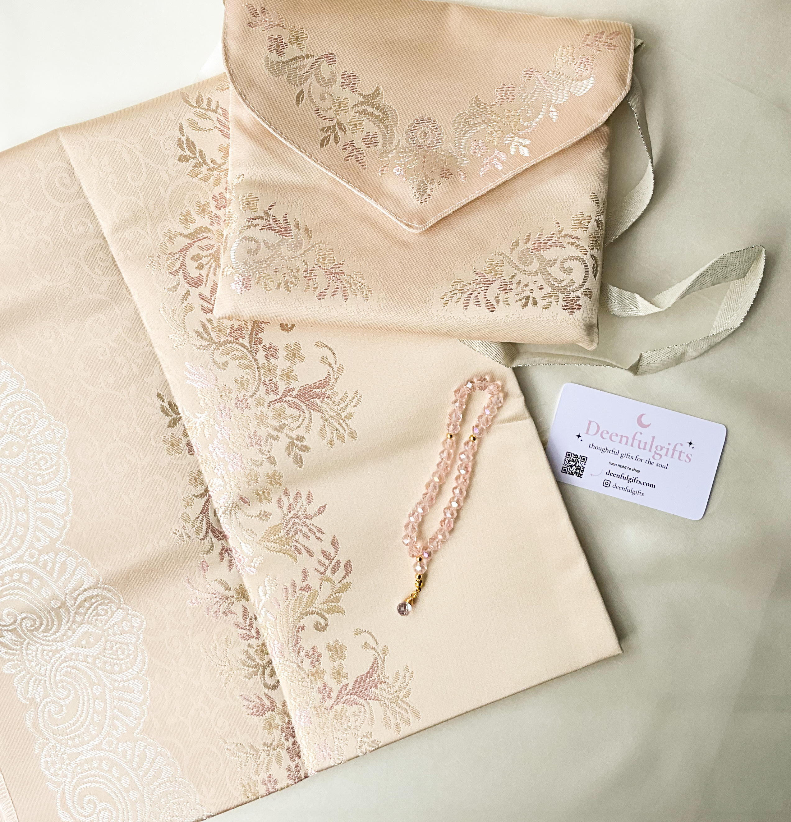 Sakina Gift Set – Luxury Prayer Mat (pink) & Pink Diamant Tasbeeh