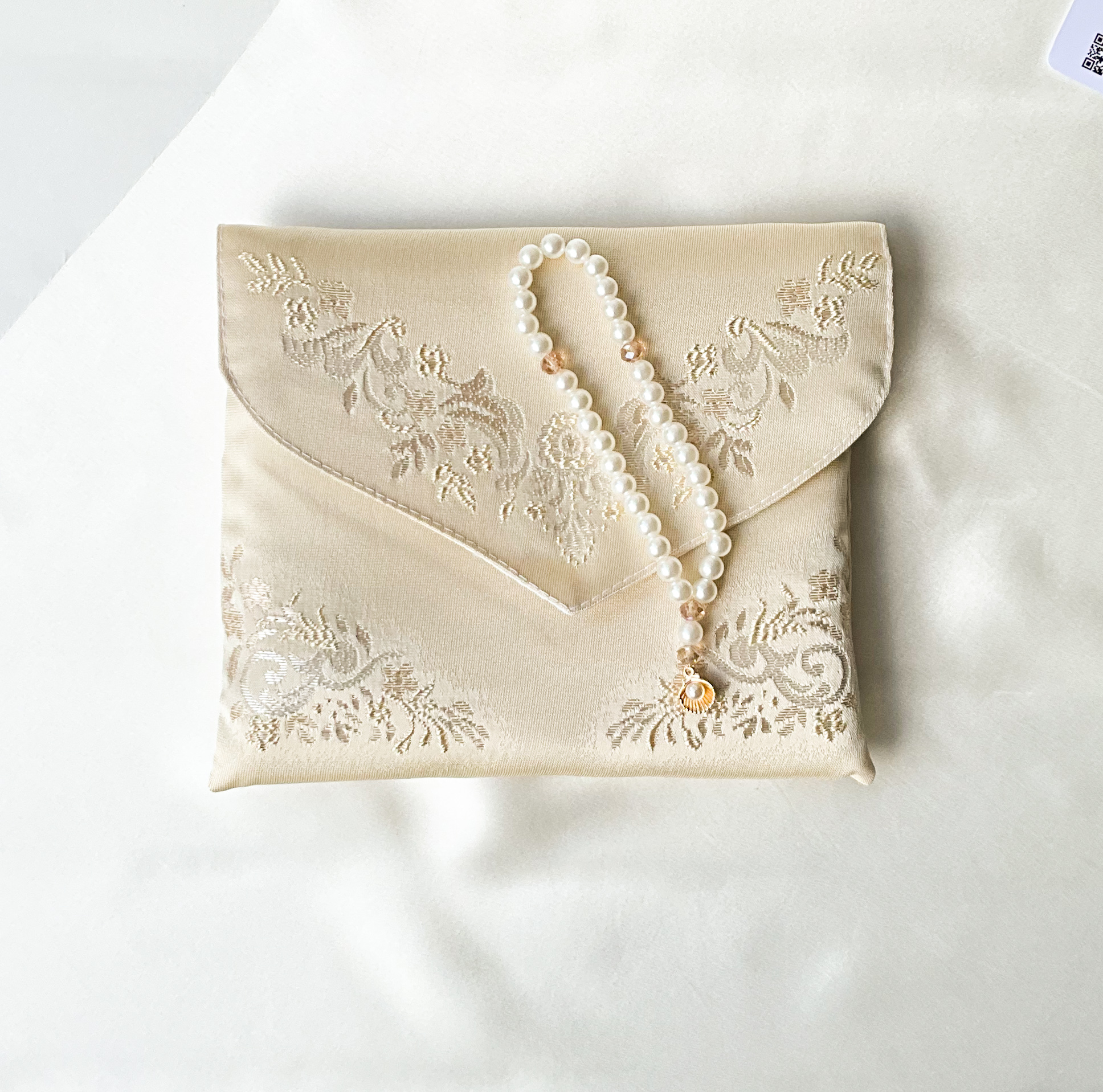 Sakina Gift Set – Luxury Prayer Mat (vanilla) & Ocean Pearl Tasbeeh