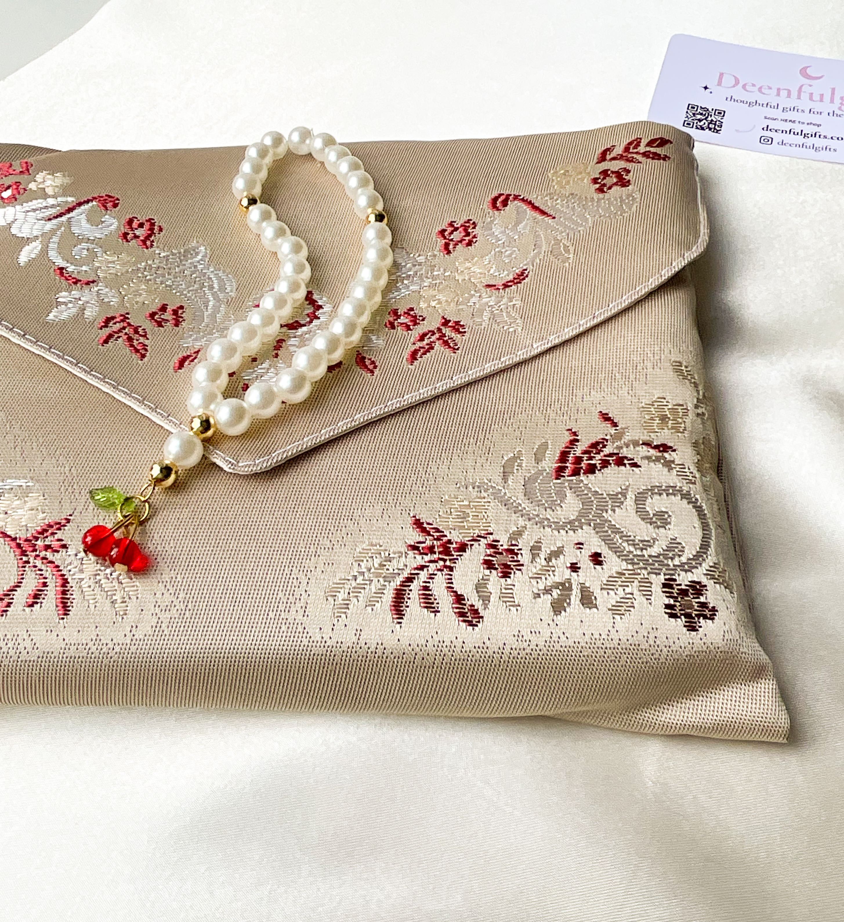 Sakina Gift Set – Luxury Prayer Mat (red) & Sweet Cherry Tasbeeh