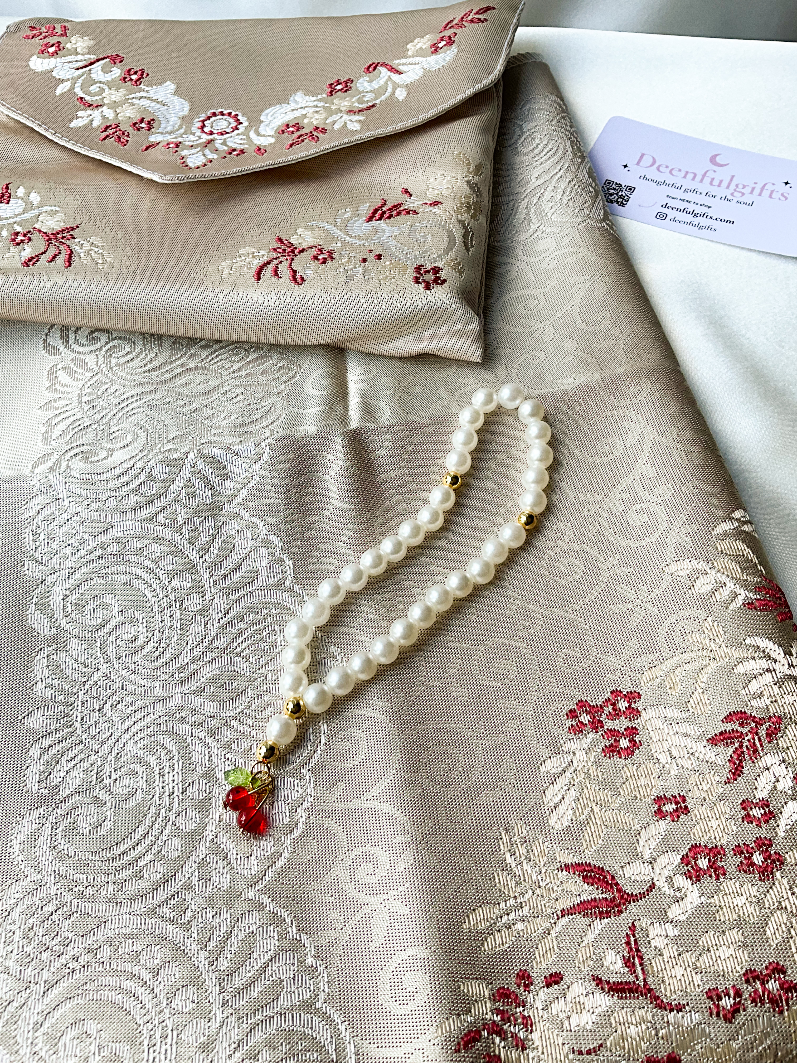 Sakina Gift Set – Luxury Prayer Mat (red) & Sweet Cherry Tasbeeh
